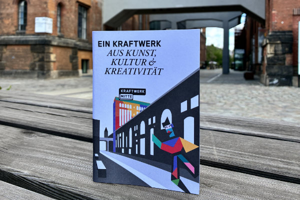 Flyer „Ein Kraftwerk aus Kunst, Kultur & Kreativität“ vor dem Kraftwerk Mitte.
