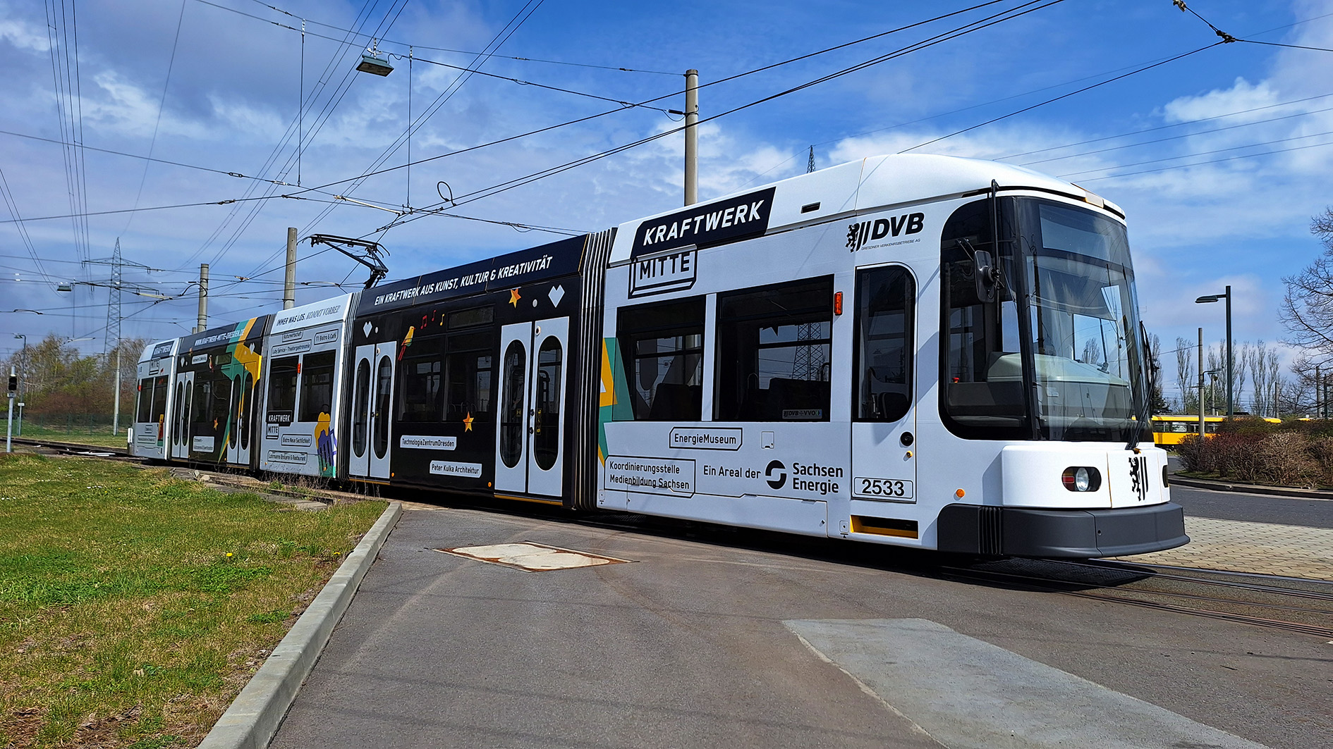 Straßenbahn der DVB mit Werbung für das Kraftwerk Mitte